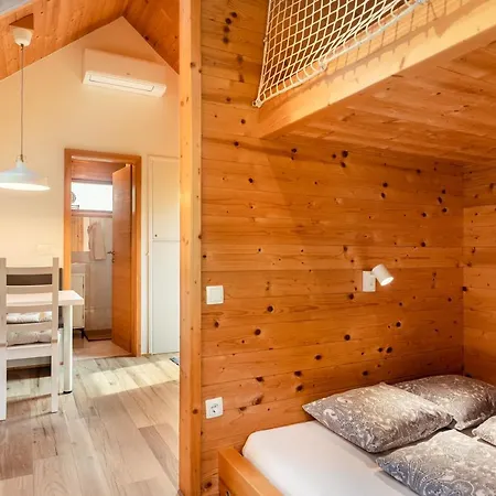 Glamping Mountain Fairy Tale Počitniška hiša Bistrica pri Trzicu